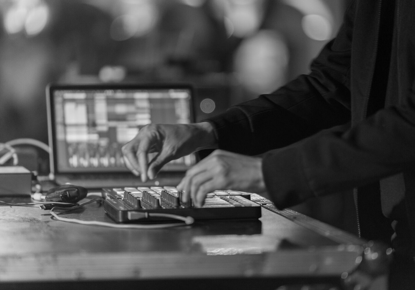 photo concert table de mixage sébastien redon monttevidéo fête de la musique en Equateur Lyon