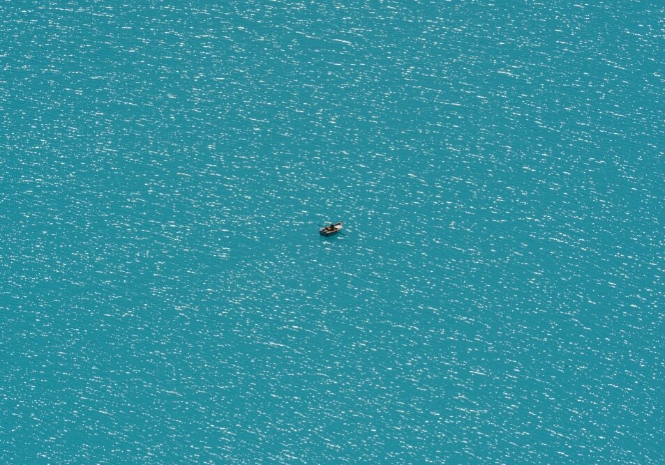 photo voyage pérou bateau dans une lagune Sébastien Redon monttevideo Lyon