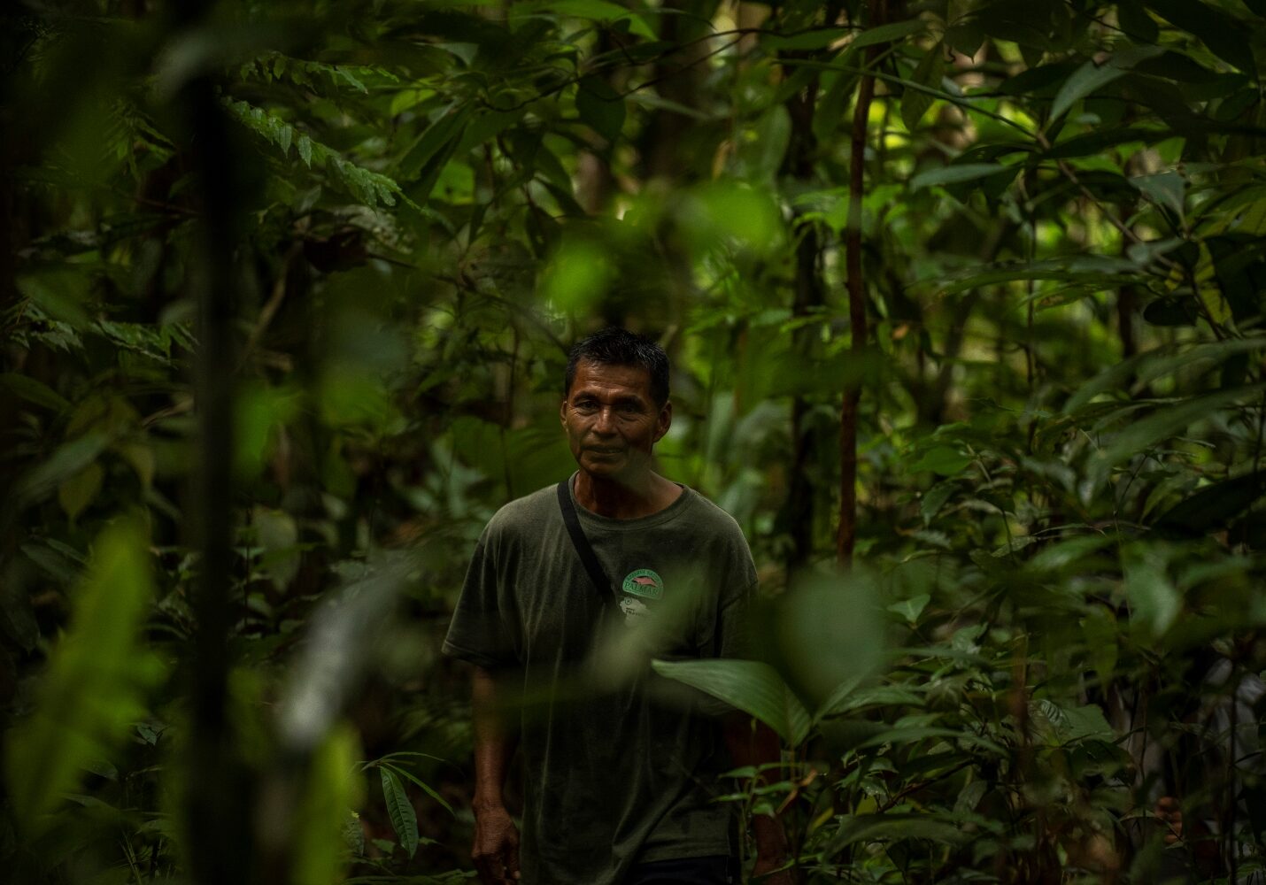 photo voyage sébastien redon Amazonie homme marchant dans la jungle Lyon